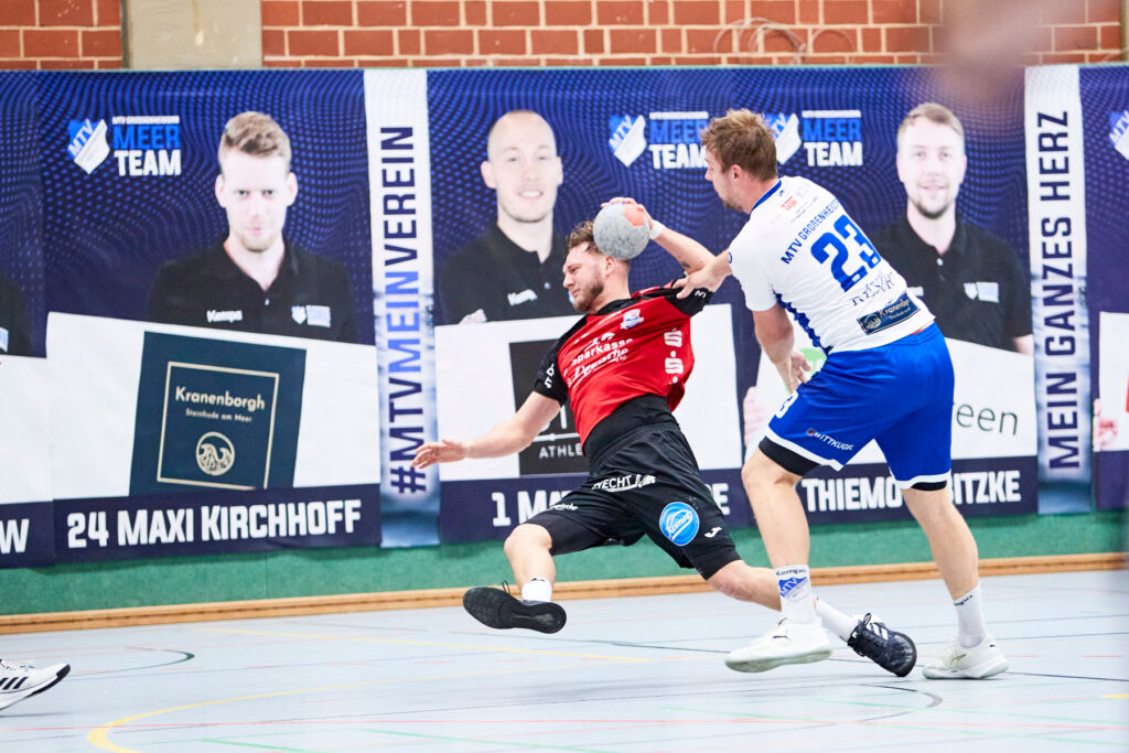 Hark Hansen (rotes Trikot) gegen MTV Großenheidorn am 21.10.2023