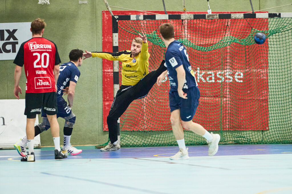 Leon Goldbecker (gelbes Trikot) im Spiel gegen die Ahlener SG (18.11.2023)