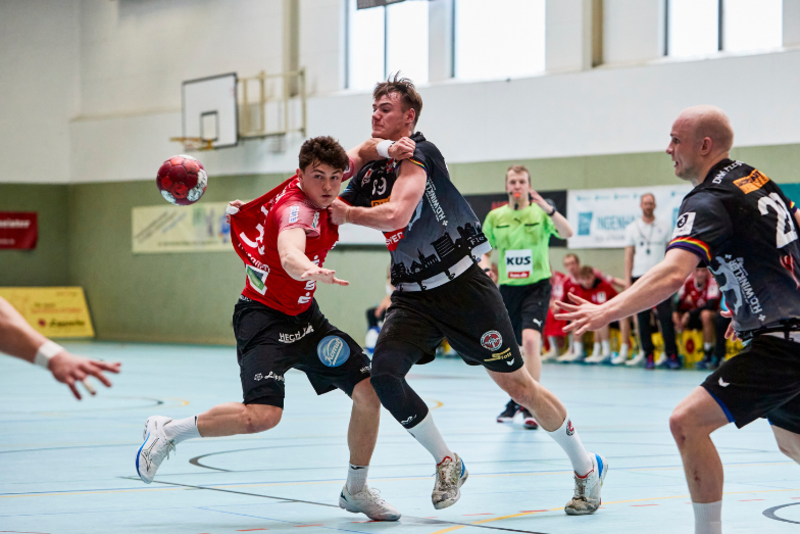 Meeno Carstensen (Mitte, schwarzes Trikot) im Duell mit Thomas Houtepen in der Relegation 22-23