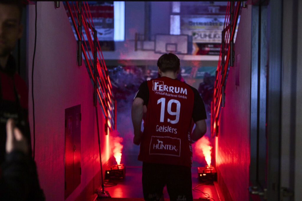 Ralfs Geislers beim Einlauf in die Arena (gegen Sportfreunde Söhre am 04.02.2024)