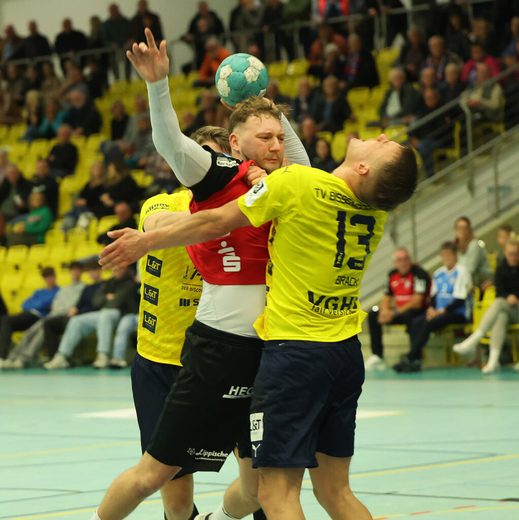 Hark Hansen kämpft gegen die Abwehr vom TV Bissendorf-Holte (Hinspiel, 12.10.2024)