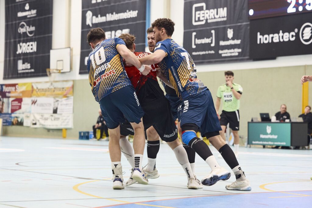 Harter Kampf auch am Samstag – Hark Hansen wird in die Mangel genommen (im Spiel gegen den TSV Anderten am 25.10.2025)