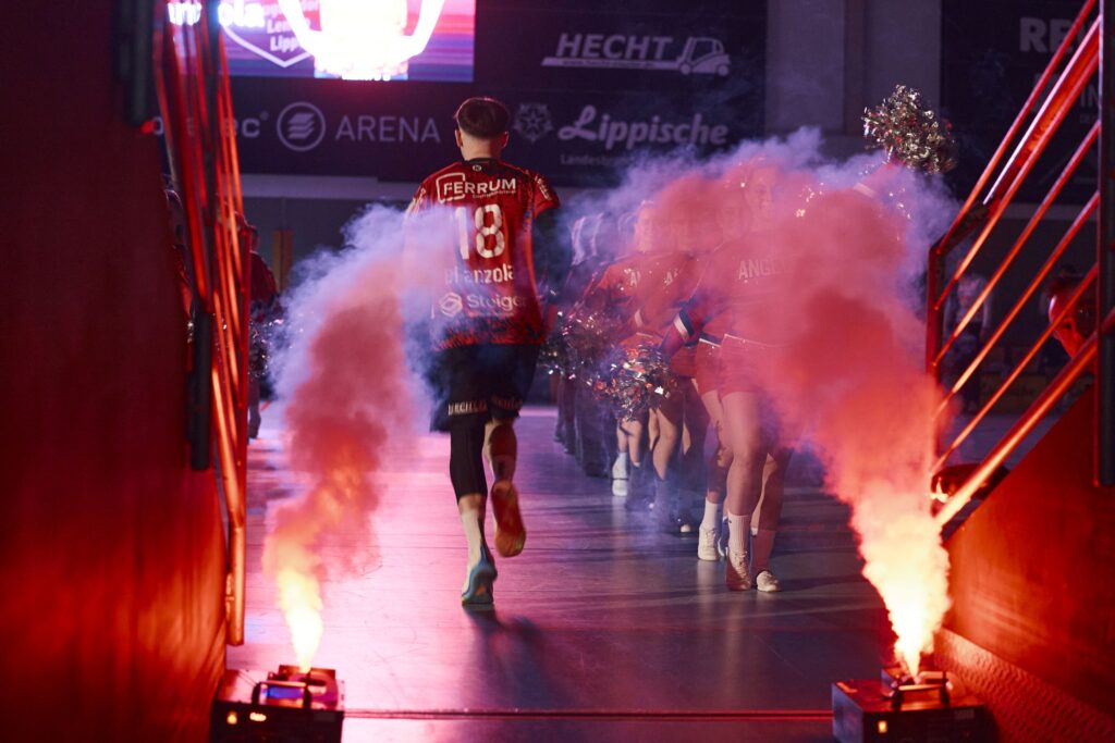 Marco Bilanzola beim Einlauf in die horatec ARENA (beim Heimspiel gegen die Ahlener SG am 17.01.2026)