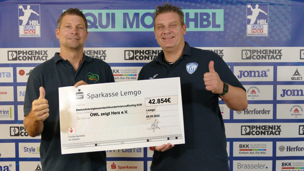 Scheckuebergabe_OWL_zeigt_Herz