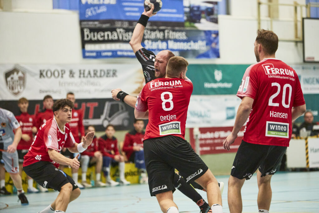 Thore_Oetjen__8__verteidigt_im_Hinspiel_gegen_die_Bergischen_Panther_am_29.10.2022